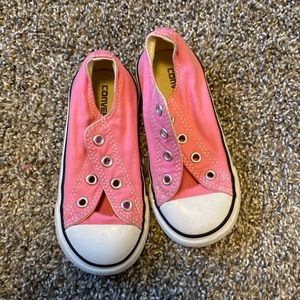Size 8 toddler Converse shoes.  Missing laces